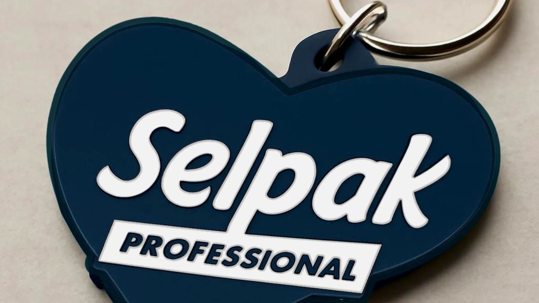 Selpak markalı kalp formunda kauçuk anahtarlık