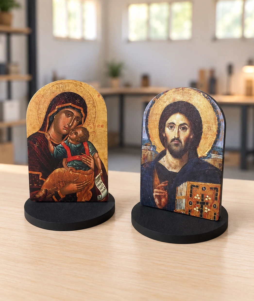 Üretilmiş iki masaüstü stant, masa üzerinde gerçek ürün fotoğrafı