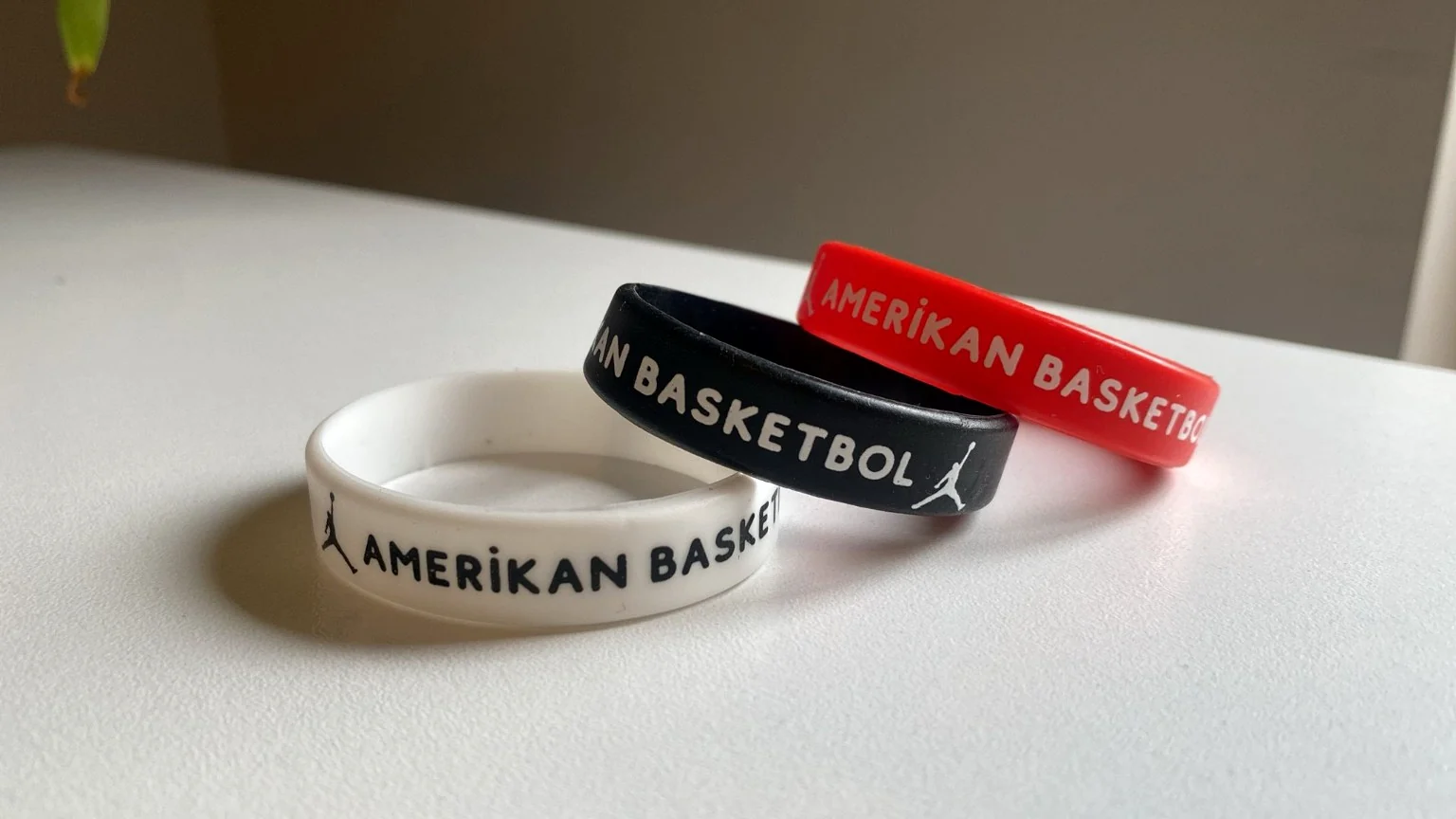 Amerikan Basketbol markalı farklı renklerde silikon bileklikler